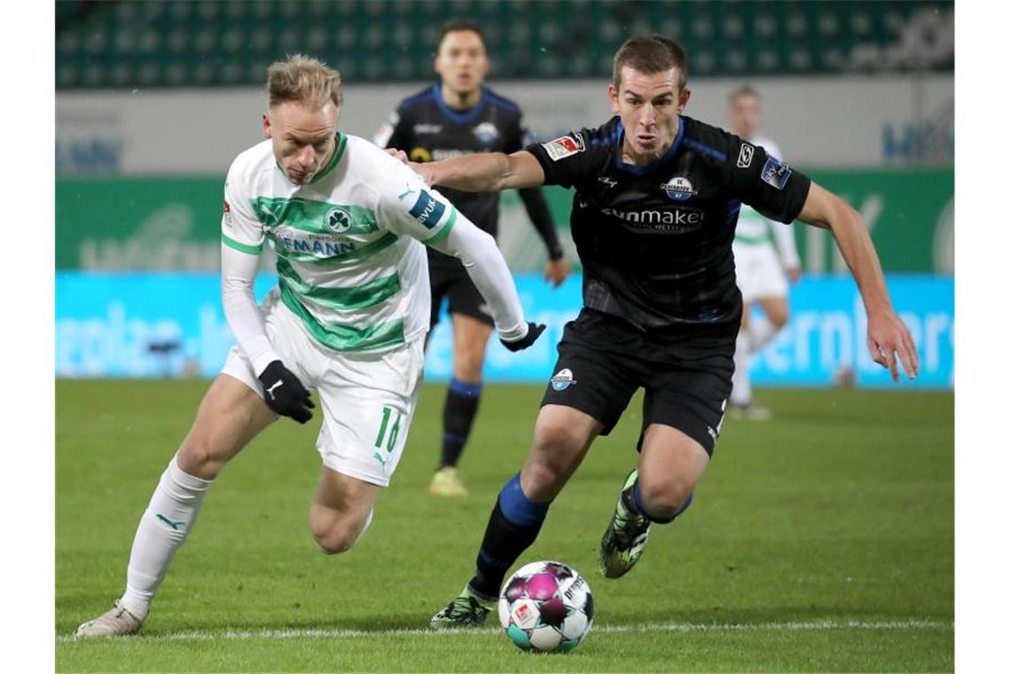 Havard Nielsen (l) kam mit Fürth gegen Uwe Hünemeier und Paderborn nicht über ein Remis hinaus. Foto: Daniel Karmann/dpa