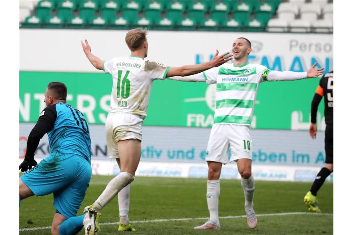 Sieg gegen Braunschweig: Fürth macht Druck im Aufstiegskampf Havard Nielsen (M) und Branimir Hrgota (r) trafen beim Fürther Heimsieg gegen Braunschweig. Foto: Daniel Karmann/dpa
