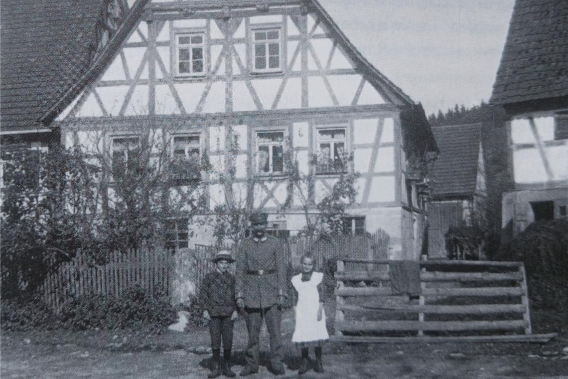 Haydnstraße 16 in Schleißweiler um 1915: Es handelt sich um das vielleicht älteste Gebäude im Ort. Das Haus enthält eine Ofenplatte von 1744 mit württembergischem Wappen. Heute ist es in Gemeindebesitz. Fotos: privat