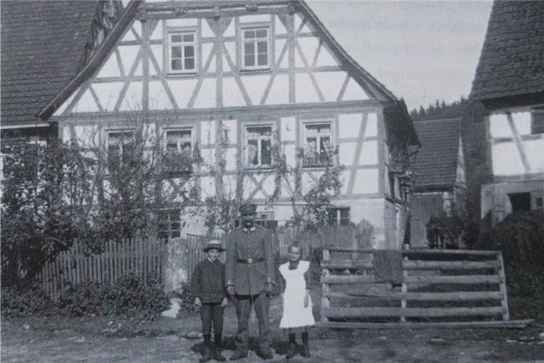 Haydnstraße 16 in Schleißweiler um 1915: Es handelt sich um das vielleicht älteste Gebäude im Ort. Das Haus enthält eine Ofenplatte von 1744 mit württembergischem Wappen. Heute ist es in Gemeindebesitz. Fotos: privat