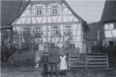 Haydnstraße 16 in Schleißweiler um 1915: Es handelt sich um das vielleicht älteste Gebäude im Ort. Das Haus enthält eine Ofenplatte von 1744 mit württembergischem Wappen. Heute ist es in Gemeindebesitz. Fotos: privat