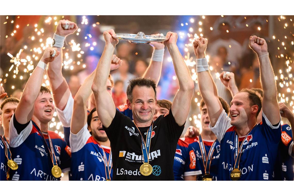 HBW-Coach Matthias Flohr präsentiert die Meisterschale.