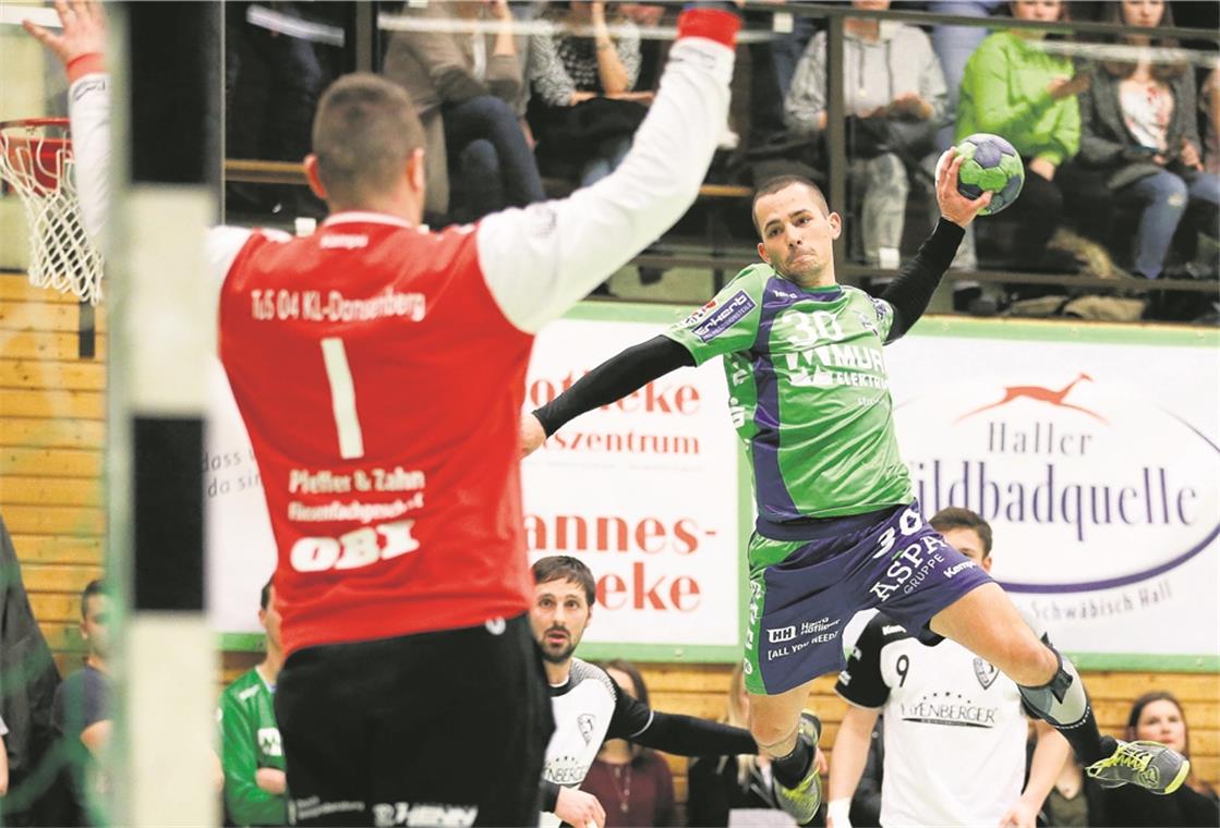 HCOB geht mit Selbstvertrauen ins Duell HCOB-Akteur Philipp Maurer (beim Wurf) trifft morgen auf seinen Ex-Verein TSB Horkheim. Foto: A. Becher