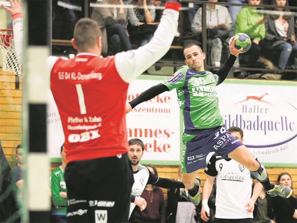HCOB geht mit Selbstvertrauen ins Duell HCOB-Akteur Philipp Maurer (beim Wurf) trifft morgen auf seinen Ex-Verein TSB Horkheim. Foto: A. Becher