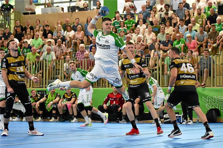 HCOB-Eigengewächs Lukas Rauh (am Ball) fiebert dem ersten Zweitliga-Heimspiel am Montag entgegen. Foto: Tobias Sellmaier