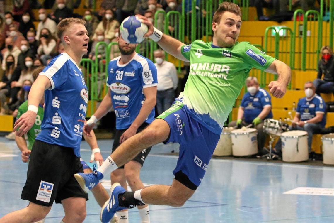 HCOB macht im Handballkrimi die Big Points HCOB-Handballer Tobias Gehrke (beim Wurf) war mit seinem Zug zum Tor kaum auszuschalten. Foto: A. Hornauer