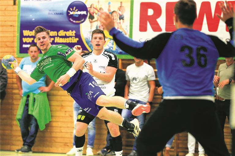 HCOB-Kapitän Philipp Schöbinger (beim Wurf) sieht noch Verbesserungspotenzial in seiner Mannschaft. Foto: A. Becher