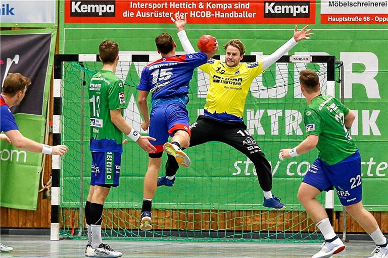 HCOB-Keeper Felix Beutel zeigt eine grandiose Leistung und wehrt zahlreiche Würfe des HBW II ab. Foto: A. Becher