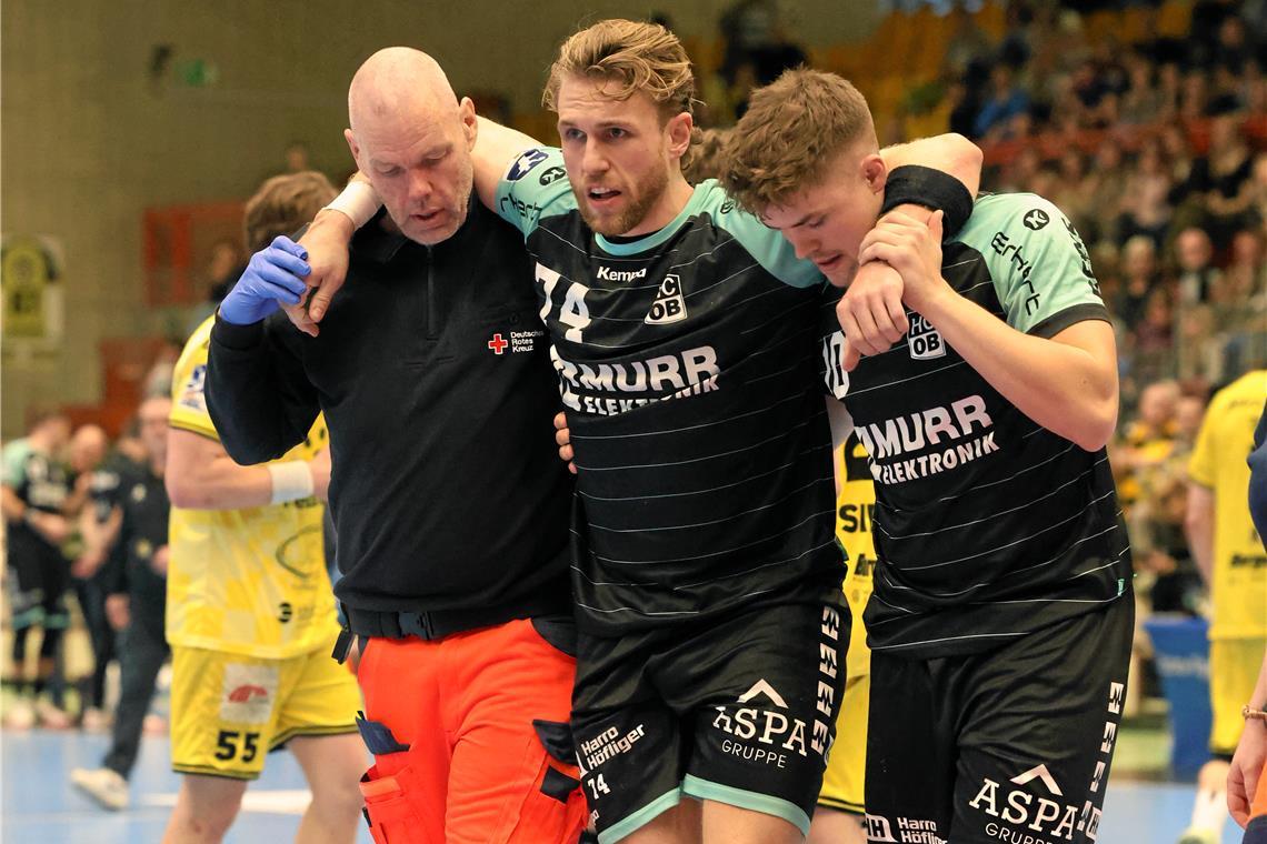 HCOB-Kreisläufer Lukas Süsser (Mitte) wird verletzt vom Feld getragen. Foto: Alexander Hornauer