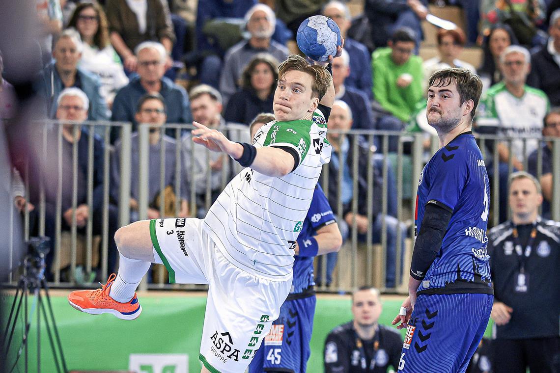 HCOB-Kreisläufer Työrvi Tyr Gislason (beim Wurf) und sein Team hoffen am zweiten Weihnachtsfeiertag auf eine nachträgliche Bescherung in Form des ersten Saisonsiegs. Foto: Alexander Becher