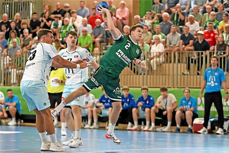 HCOB-Rückraumspieler Louis Mönch erzielt eines seiner insgesamt 13 Tore an diesem Abend. Foto: Tobias Sellmaier