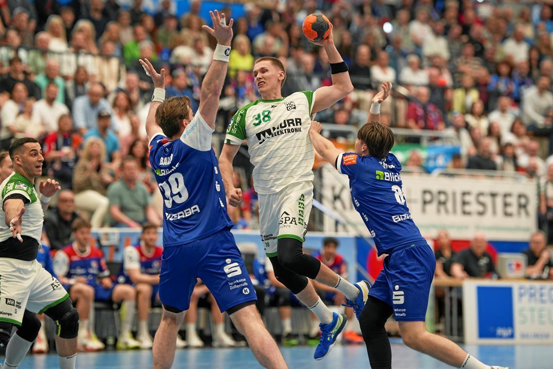 HCOB-Rückraumspieler Malte Dederding (beim Wurf) avanciert mit elf Treffern zum besten Feldtorschützen der Partie. Foto: Felix Koch