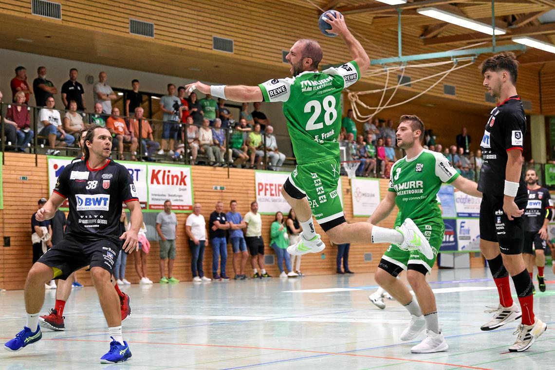 HC Oppenweiler/Backnang überzeugt vor allem in der Abwehr HCOB-Spieler Florian Frank (beim Wurf) nutzt einige Gegenstöße zu wichtigen Toren. Foto: Alexander Becher