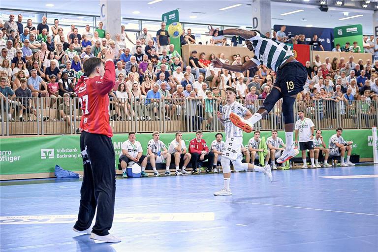 HCOB-Torhüter Dennis Wipf (links) im Duell mit Sporting Lissabons Mamadou Gassama. Foto: Alexander Becher