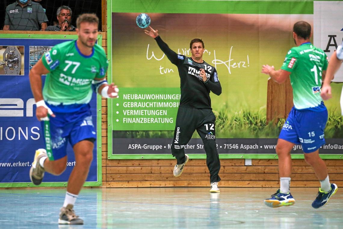 Eigenes Spiel mit Vehemenz durchdrücken HCOB-Torhüter Jürgen Müller (am Ball) und sein Kollege Stefan Koppmeier sollen das Tempospiel verschärfen. Foto: A. Becher