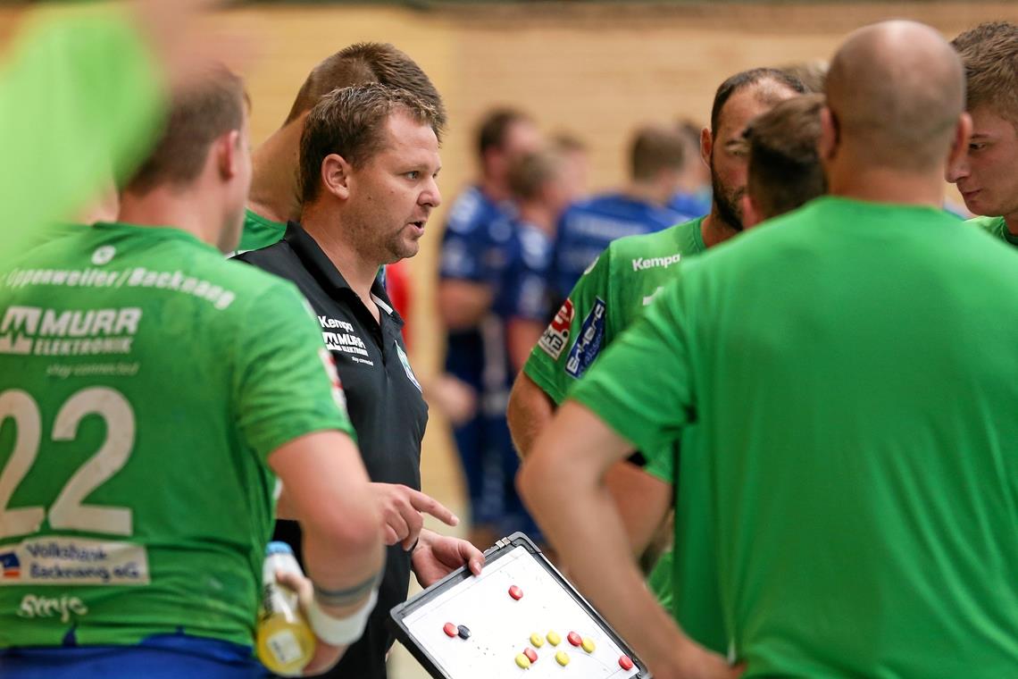 Coach Heineke: „Kleinigkeiten können entscheiden“ HCOB-Trainer Matthias Heineke bereitet seine Spieler auf die Heimpartie vor. Foto: A. Becher