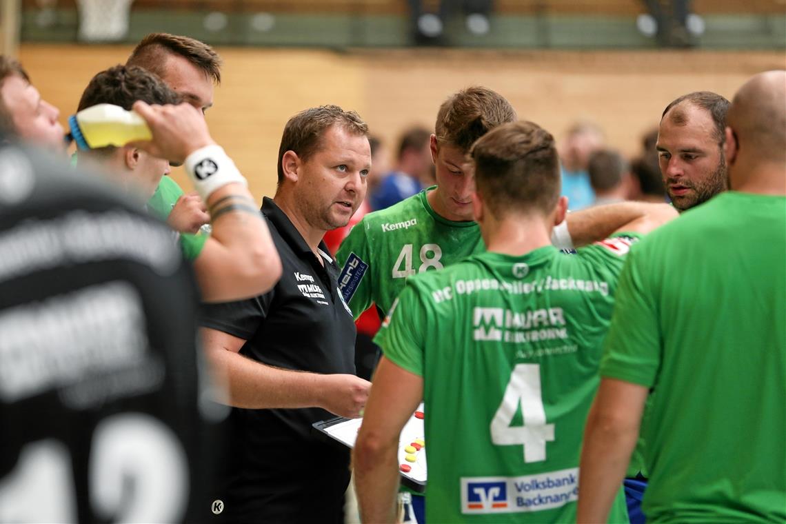 HCOB-Trainer Matthias Heineke bereitet seine Spieler aufs erste Saisonspiel bei der HG Oftersheim/Schwetzingen vor. Foto: A. Becher