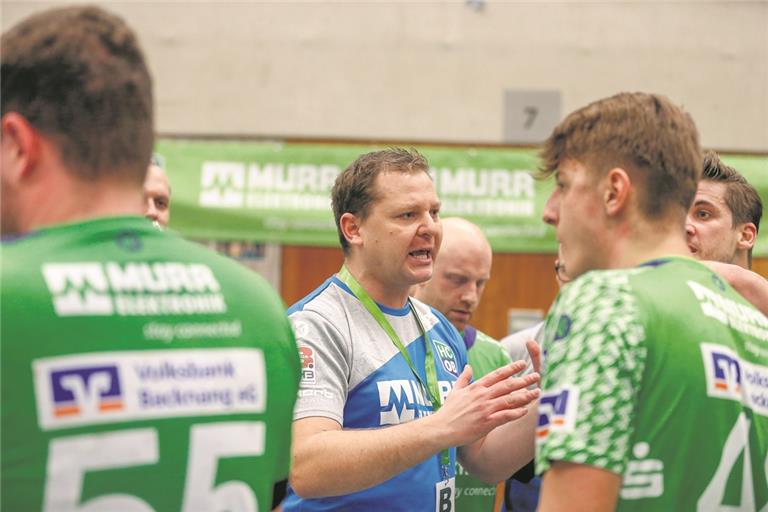 HCOB-Trainer Matthias Heineke macht seinen Spielern Mut, um die HG Saarlouis bezwingen zu können.Foto: A. Becher