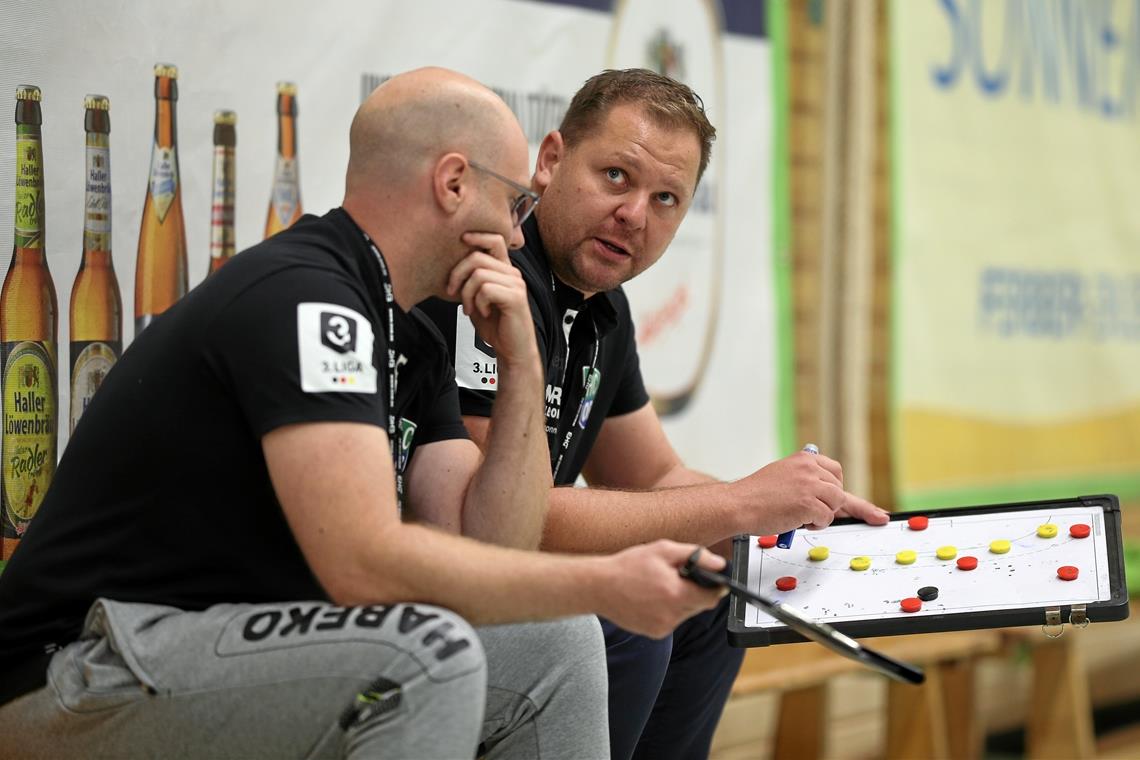 HCOB-Trainer Matthias Heineke (rechts) und Co-Trainer Sebastian Frank klügeln die richtige Taktik aus. Foto: A. Becher