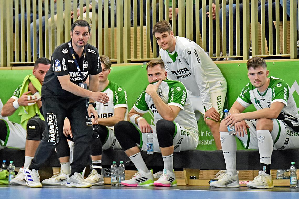 HCOB-Trainer Rui Silva (in Schwarz) und sein Team hoffen weiter auf den ersten Sieg. Archivfoto: Tobias Sellmaier
