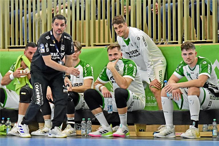 HCOB-Trainer Rui Silva (in Schwarz) und sein Team hoffen weiter auf den ersten Sieg. Archivfoto: Tobias Sellmaier