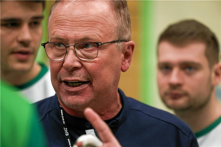 HCOB-Trainer Volker Blumenschein schwört sein aktuelles Team auf das Heimspiel gegen seinen Ex-Verein Horkheim ein. Foto: Alexander Becher