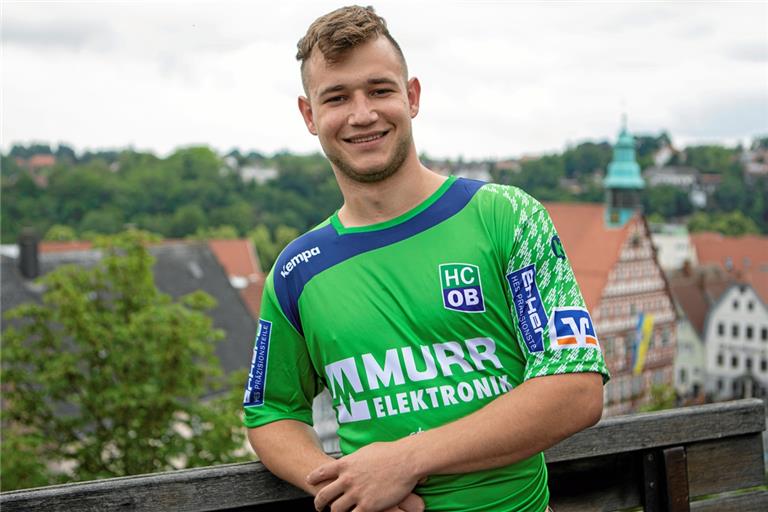 HCOB-Zugang Maik Bratschke hat sich schon den HCOB-Dress übergestreift. Foto: A. Becher