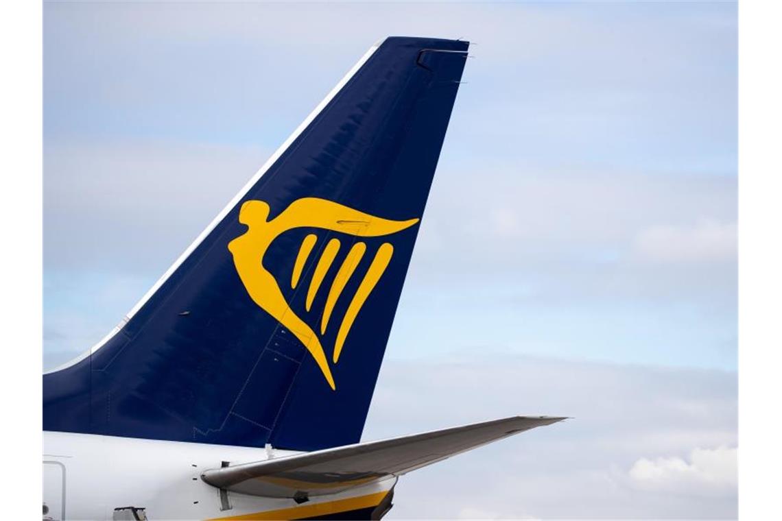 Heckflosse eines Linienflugzeugs der Fluggesellschaft Ryanair. Foto: Daniel Karmann/dpa