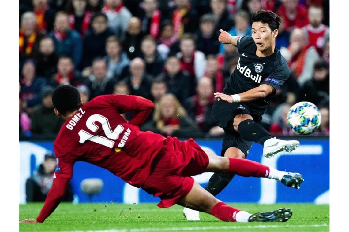 Hee Chan Hwang (r) vom RB Salzburg macht den Anschlusstreffer zum 1:3 gegen den FC Liverpool. Foto: Georg Hochmuth/APA/APA/dpa