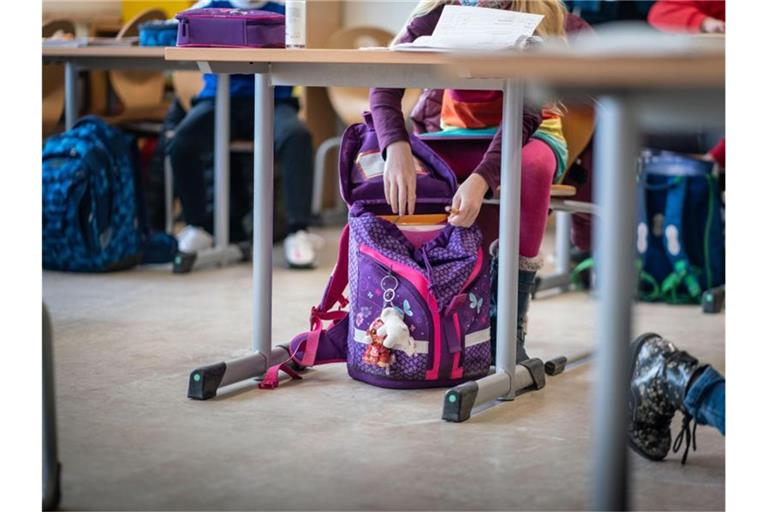 Hefte raus - Präsenzunterricht an einer Frankfurter Schule. Foto: Frank Rumpenhorst/dpa