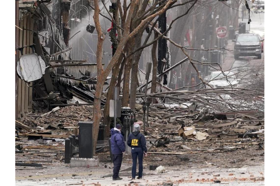 Heftige Explosion in der Innenstadt von Nashville: Einsatzkräfte sind am 1. Weihnachtsfeiertag vor Ort. Foto: Mark Humphrey/AP/dpa