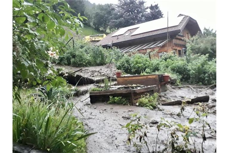 Heftige Gewitter, Hagel und starke Windböen haben wie hier im Ahrntal für Überschwemmungen gesorgt. Foto: LFV Südtirol/dpa