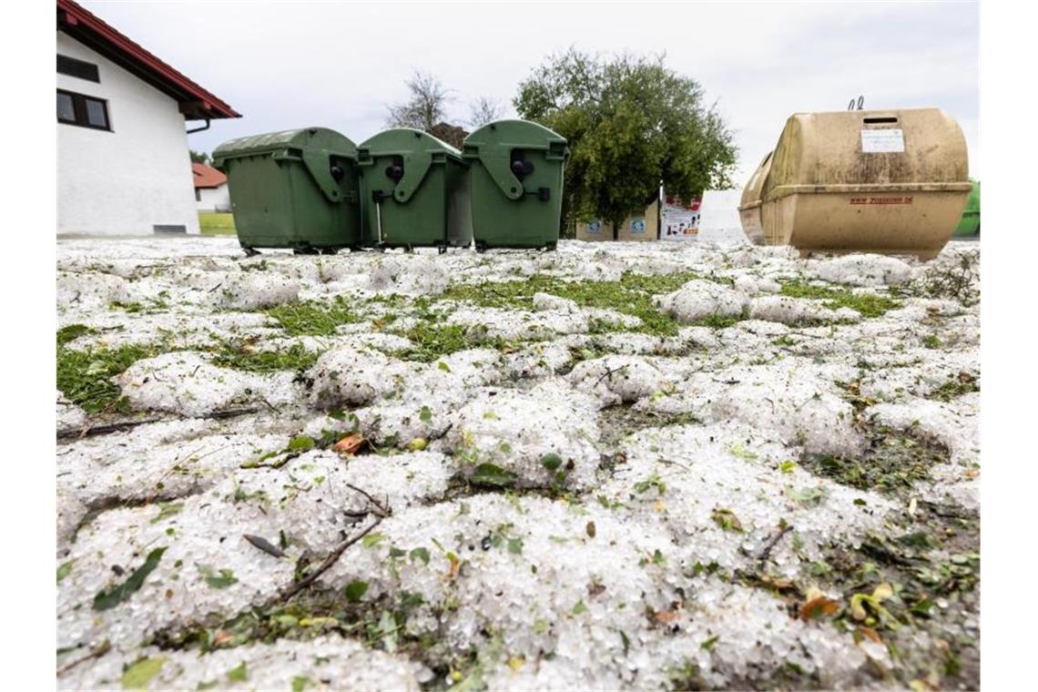 Schäden nach Unwetter in Bayern Heftige Niederschläge: Hagel liegt auf einer Wiese in Halfing. Foto: Matthias Balk/dpa