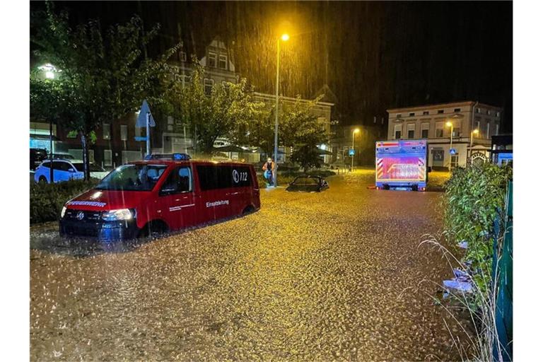 Heftige Regenfälle haben in Hagen zu überfluteten Straßen und vollgelaufenen Kellern geführt. Foto: Alex Talash/dpa