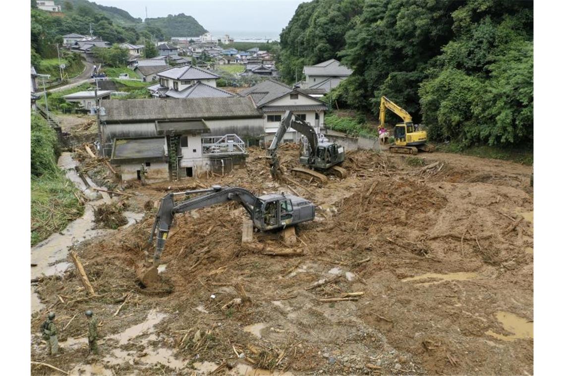 Heftige Regenfälle haben schwere Überflutungen und Erdrutsche im Südwesten Japans ausgelöst. Foto: kyodo/dpa