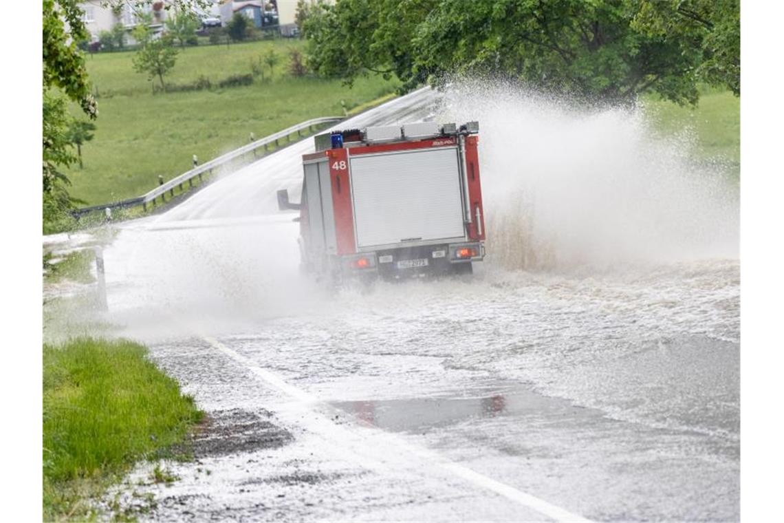 Gewitter-Wochenende: Starkregen schwemmte Autos weg Heftige Regenfälle haben Straßen im Taunus überflutet. Foto: Jan Eifert/dpa