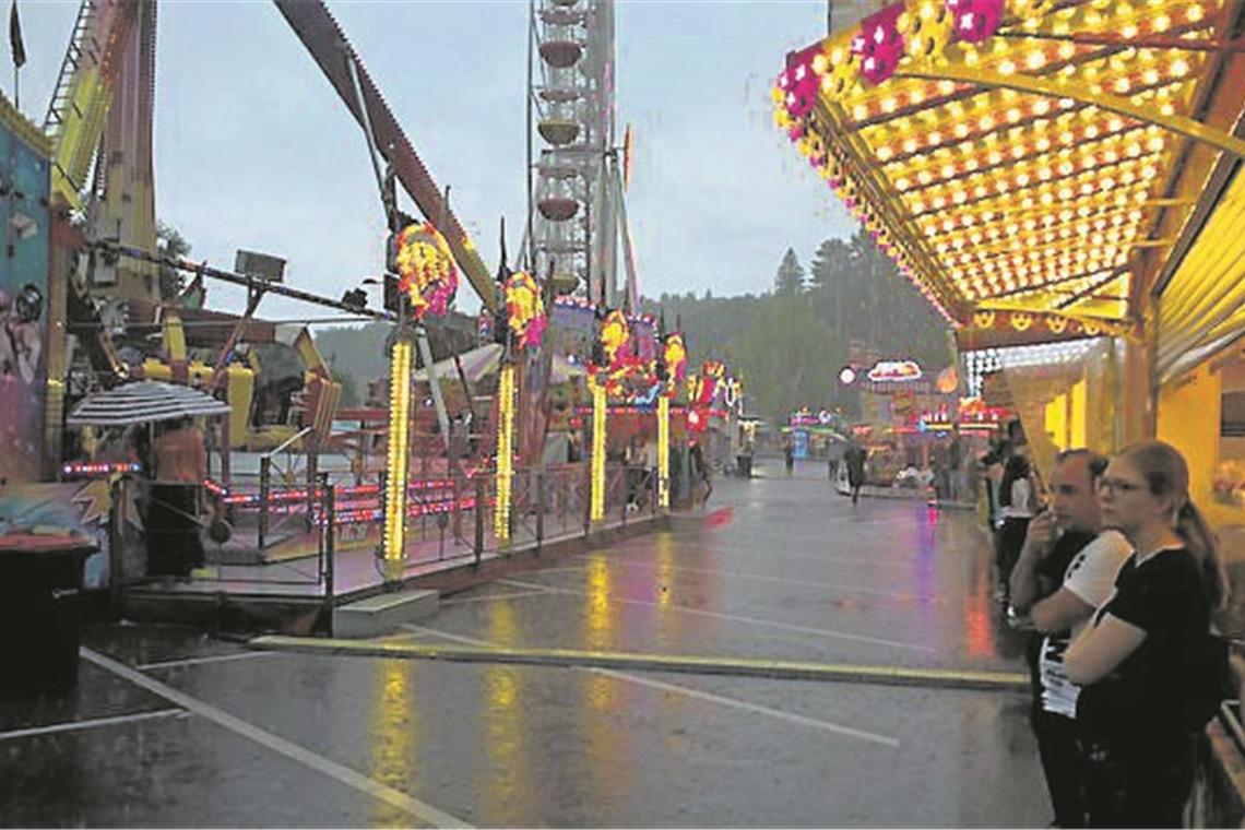 Heftige Regengüsse haben den Rummelplatz auf der Bleichwiese leer gefegt. Foto: J. Fiedler 