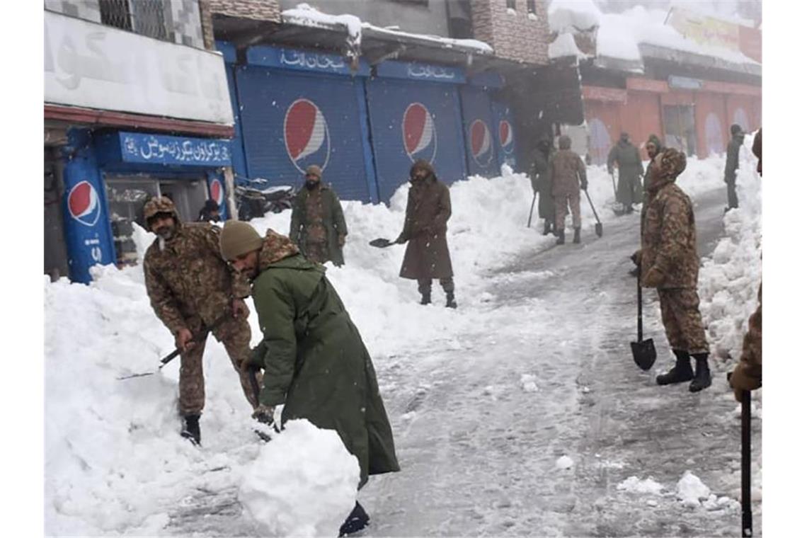 Mindestens 22 Tote nach heftigem Schneefall in Pakistan Heftige Schneefälle: Soldaten beteiligen sich an der Rettungsaktion in Pakistan. Foto: -/Inter Services Public Relations/AP/dpa