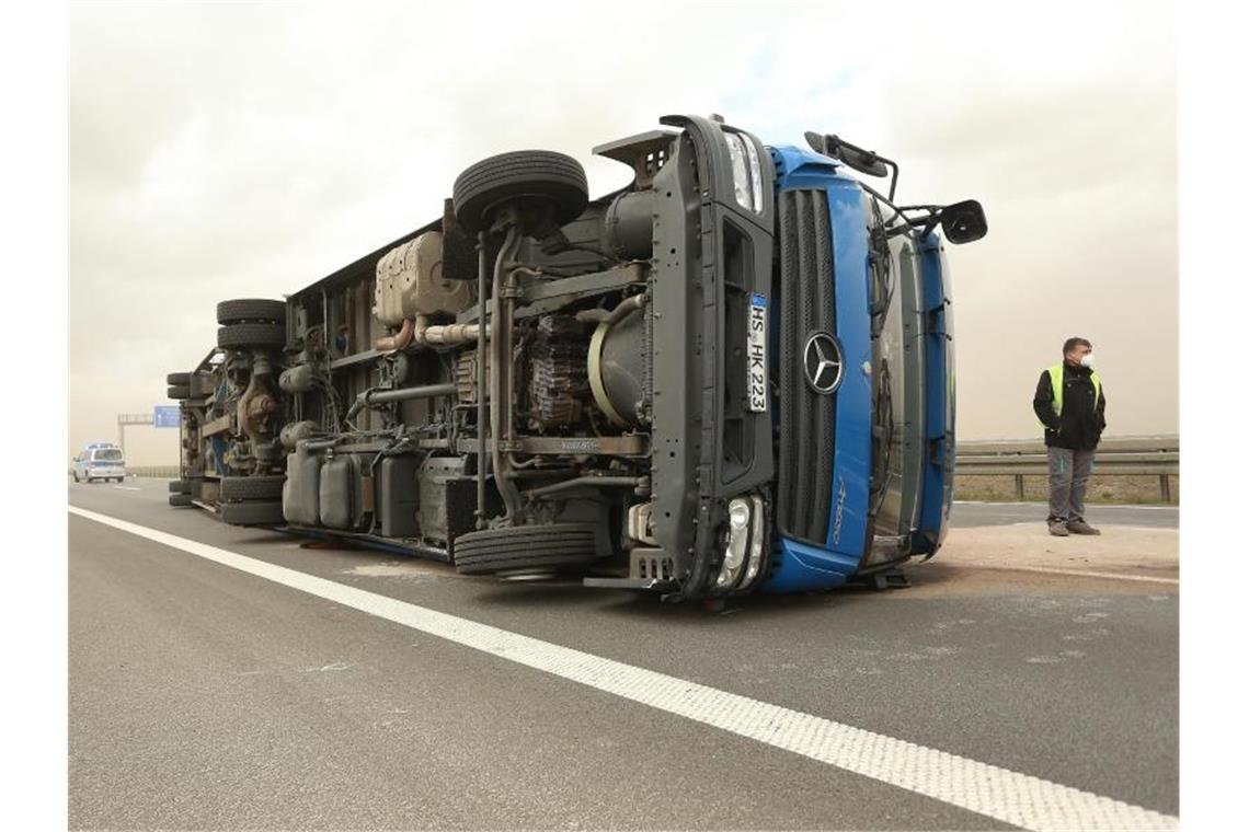 Tief „Eugen“ wütet mit Sturmböen in Teilen Deutschlands Heftige Sturmböen haben auf der Autobahn 44 bei Garzweiler einen Lkw auf die Seite geworfen. Foto: David Young/dpa