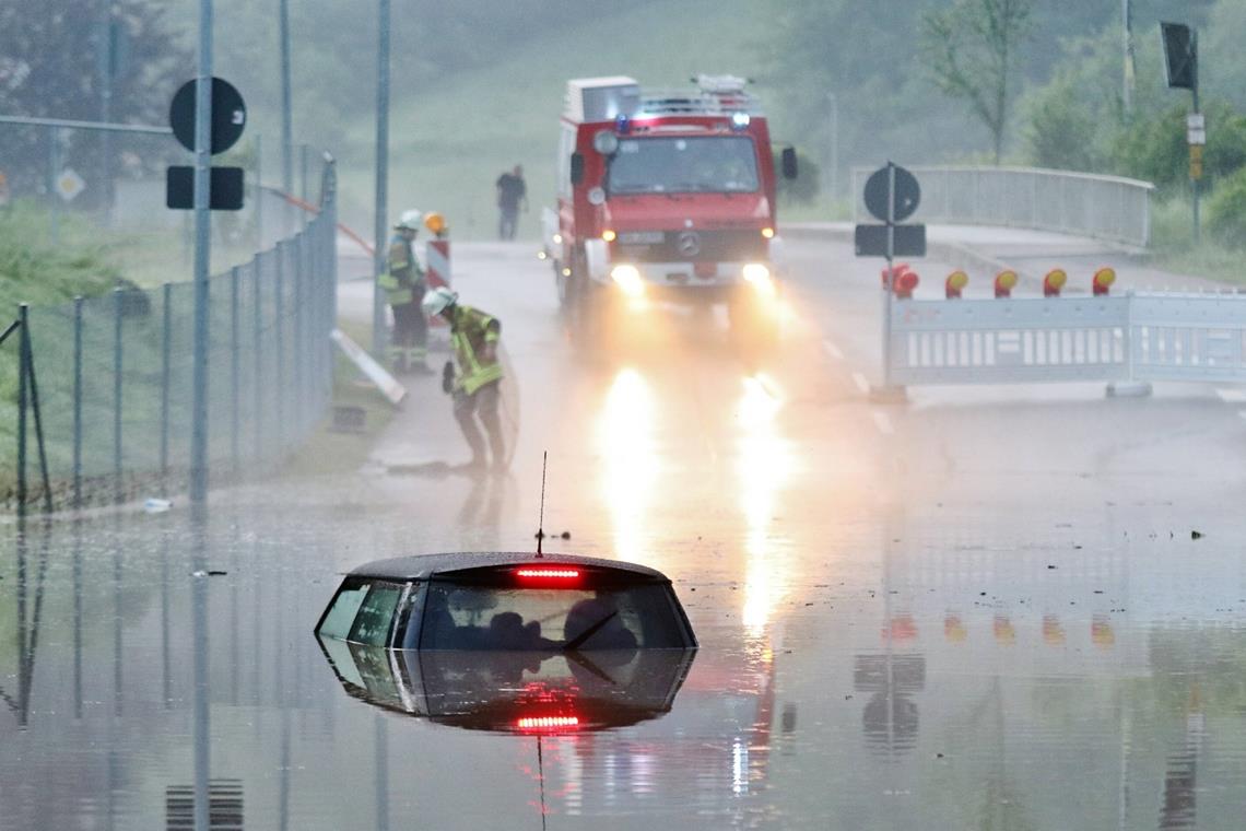 Heftige Überflutung bei Murrhardt, Fahrzeug steckt in Unterführung fest. Foto: Kevin Lermer/7aktuell.de