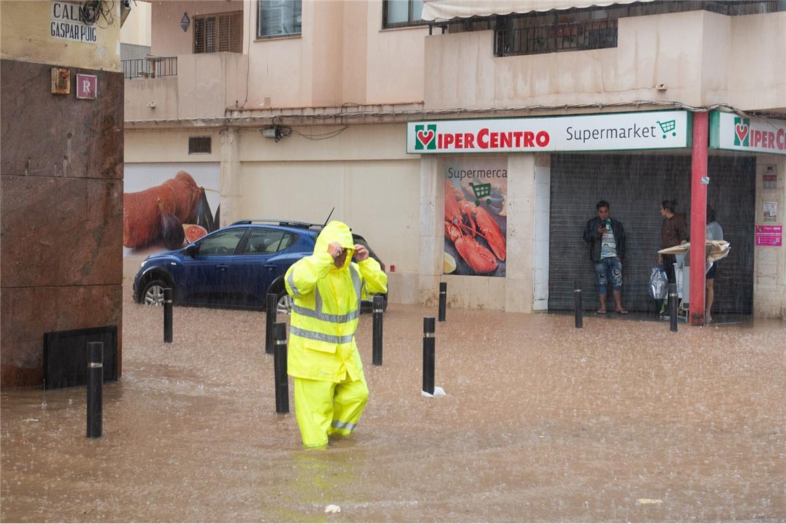 Was ist in Ibiza passiert? - Sturm sorgt für Chaos auf der Insel Heftiger Regen, Überschwemmungen und Chaos am Flughafen: Hier finden Sie die wichtigsten Nachrichten und Hintergründe zu den Ereignissen auf Ibiza.
