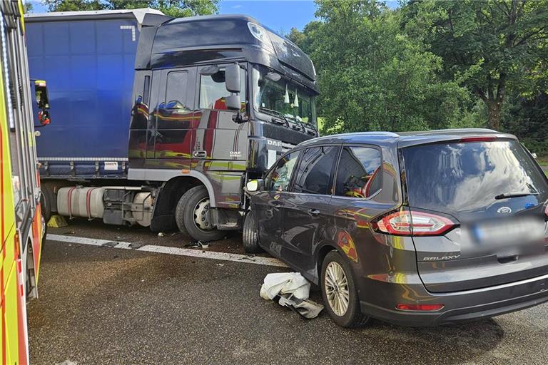 Heftiger Zusammenstoß zwischen Lkw und Pkw. Foto: Kevin Lermer/7aktuell.de
