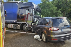 Heftiger Zusammenstoß zwischen Lkw und Pkw. Foto: Kevin Lermer/7aktuell.de