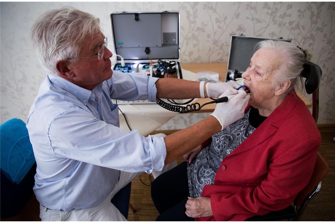 Heftiges Zahnweh beim Essen kann unterschiedliche Ursachen haben. „Manchmal sind es freiliegende Zahnhälse, die überempfindlich auf Kaltes, Saures oder Süßes reagieren“, erklärt Jürgen Fedderwitz, ehemaliger Vorsitzender des Vorstands der Kassenzahnärztlichen Bundesvereinigung (KZBV).