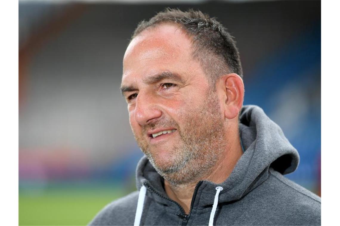 Heidenheim und Trainer Frank Schmidt können mit einem Sieg im direkten Duell am Hamburger SV vorbeiziehen. Foto: Lukas Schulze/Getty/POOL/dpa