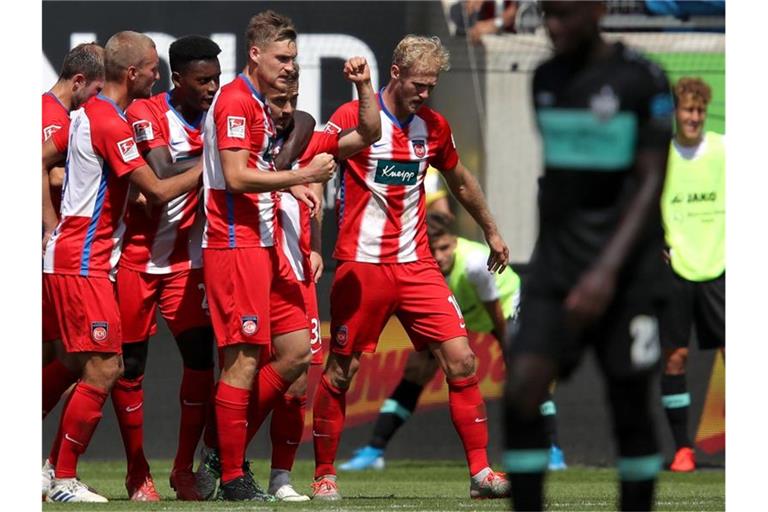 Heidenheimes Niklas Dorsch (M) wird für sein Tor zum 2:2 gegen den VfB gefeiert. Foto: Daniel Karmann