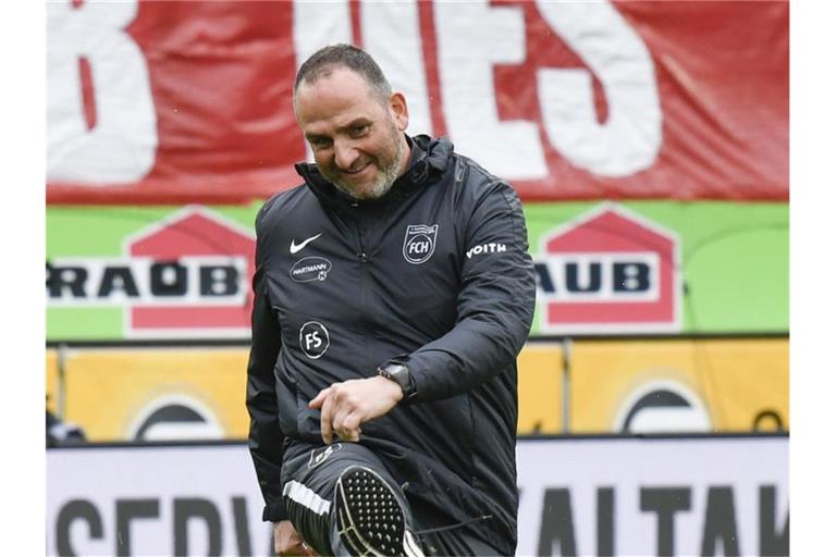 Heidenheims Cheftrainer Frank Schmidt. Foto: Thomas Kienzle/dpa/Archivbild