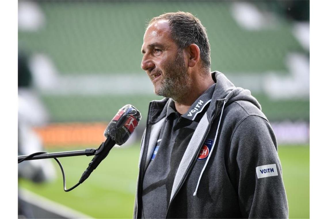 Heidenheims Cheftrainer Frank Schmidt spricht mit Journalisten. Foto: Martin Meissner/AP POOL/dpa/Archivbild