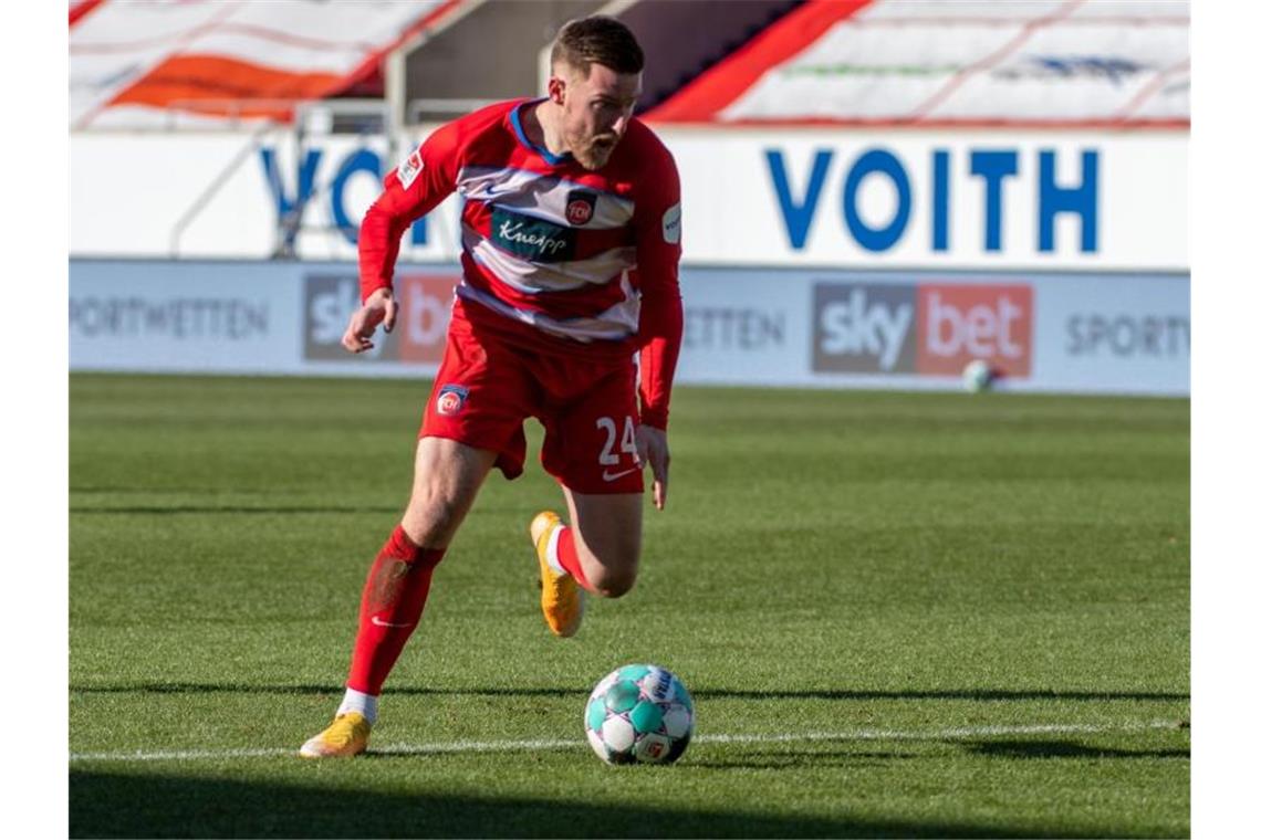 Heidenheims Christian Kühlwetter spielt den Ball. Foto: Stefan Puchner/dpa/Archivbild