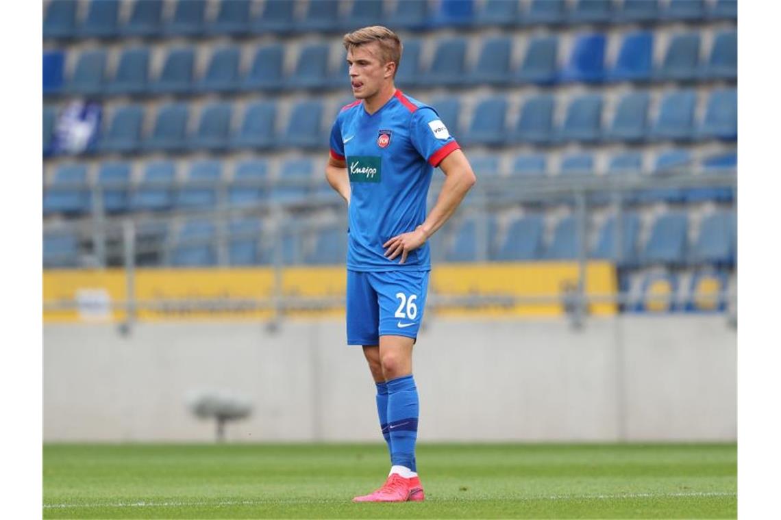 Heidenheim leiht Hoffenheims Otto weiter aus Heidenheims David Otto steht auf dem Platz. Foto: Friso Gentsch/dpa/Archivbild